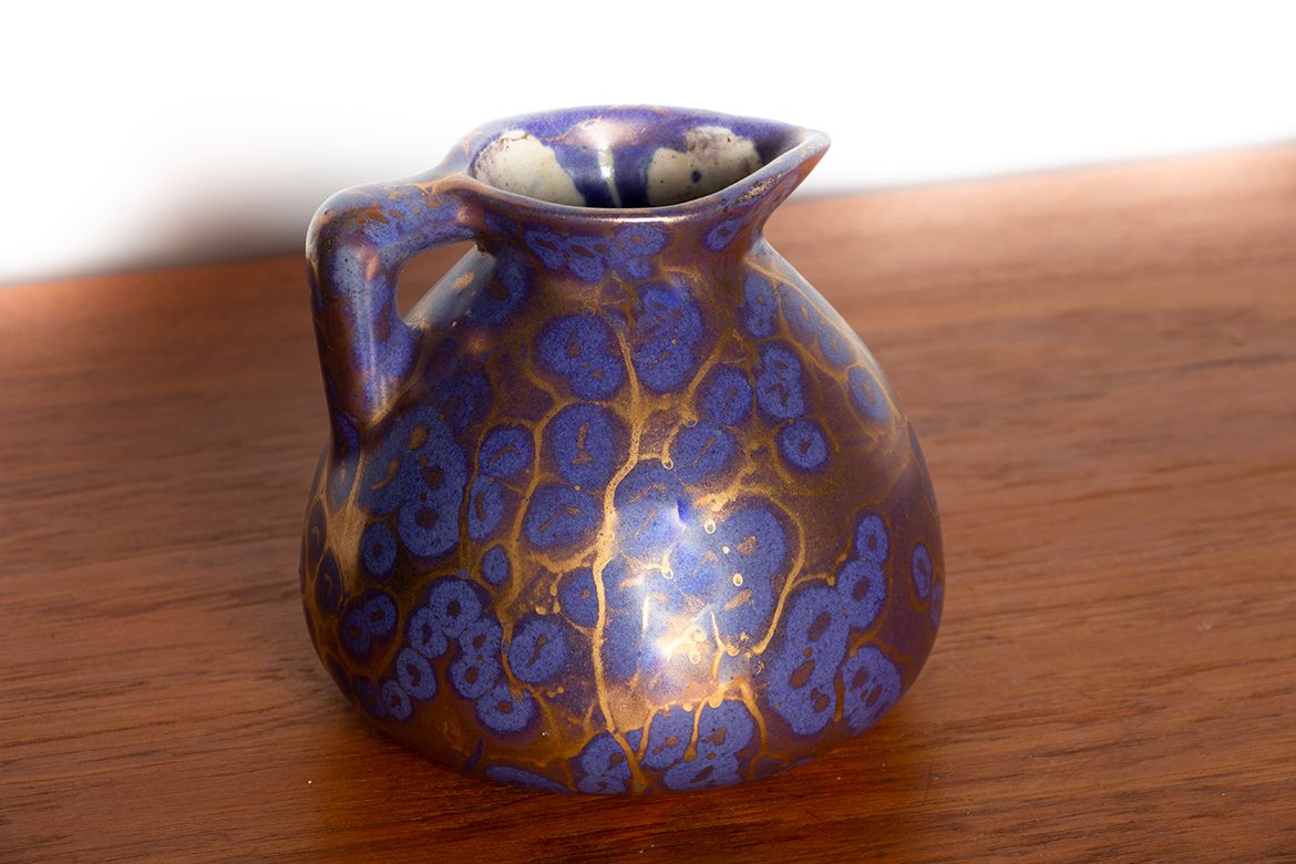 photo furniture Pichet Art Nouveau en céramique émaillée irisée violette, par Léon Pointu, Grès de Puisaye, 1910.