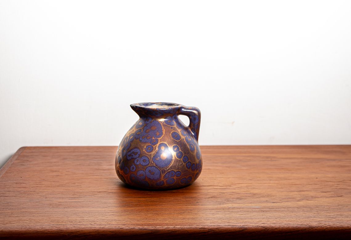 1300.0 Pichet Art Nouveau en céramique émaillée irisée violette, par Léon Pointu, Grès de Puisaye, 1910. photo