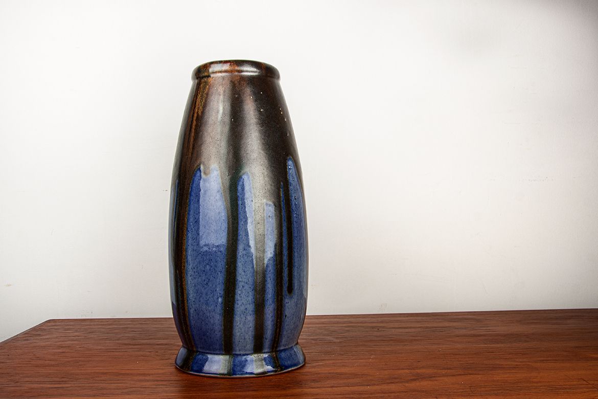 Grand vase Art déco en céramique émaillée bleue par Léon Pointu, Grès de Puisaye, 1920.