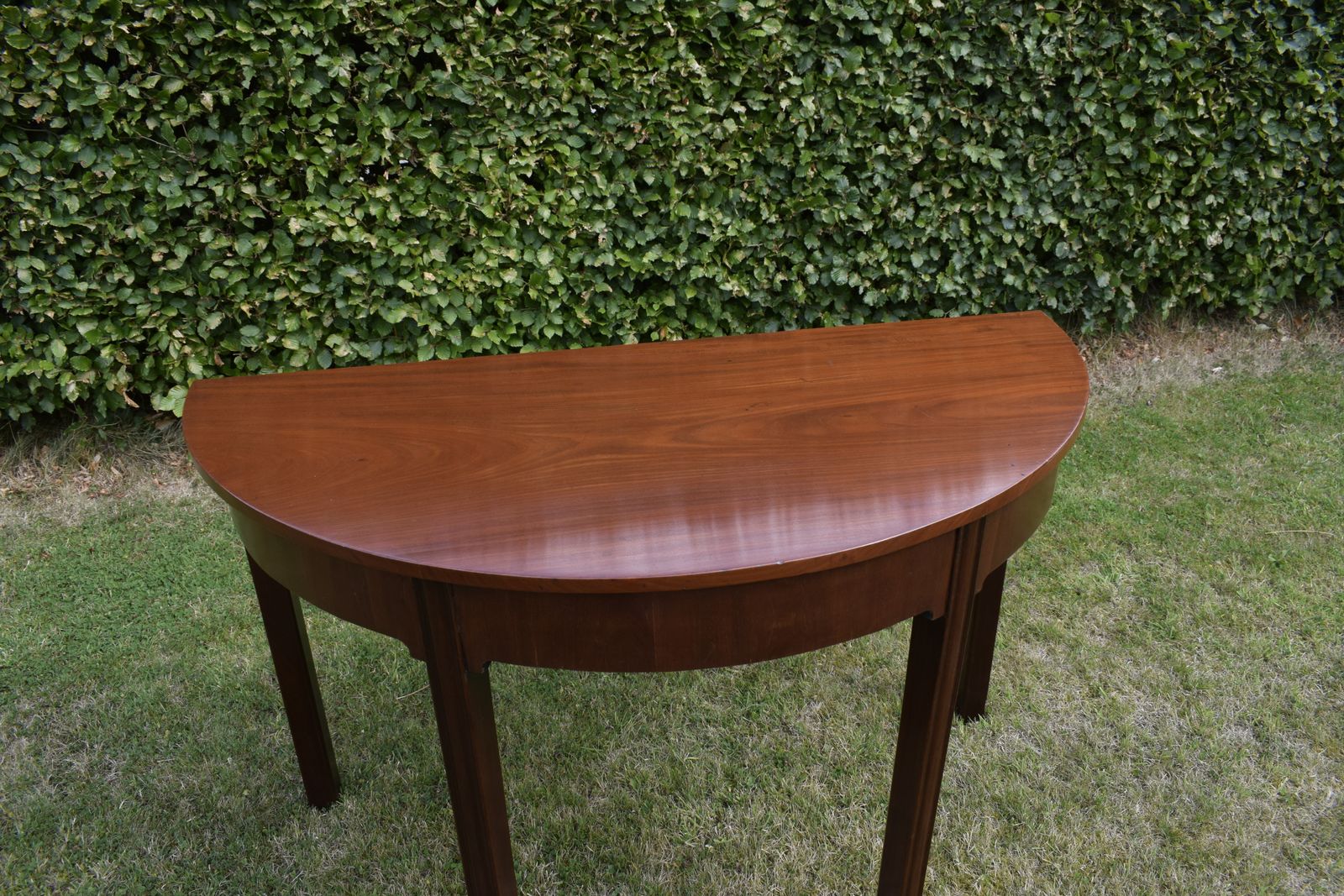 photo vintage Georgian Period Mahogany Demi Lune Table