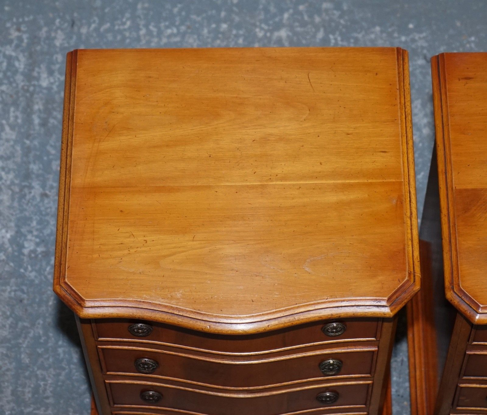 1450.0 Compact Serpentine Front Pair Of Georgian Style Yew Wood Bedside Nightstands photo