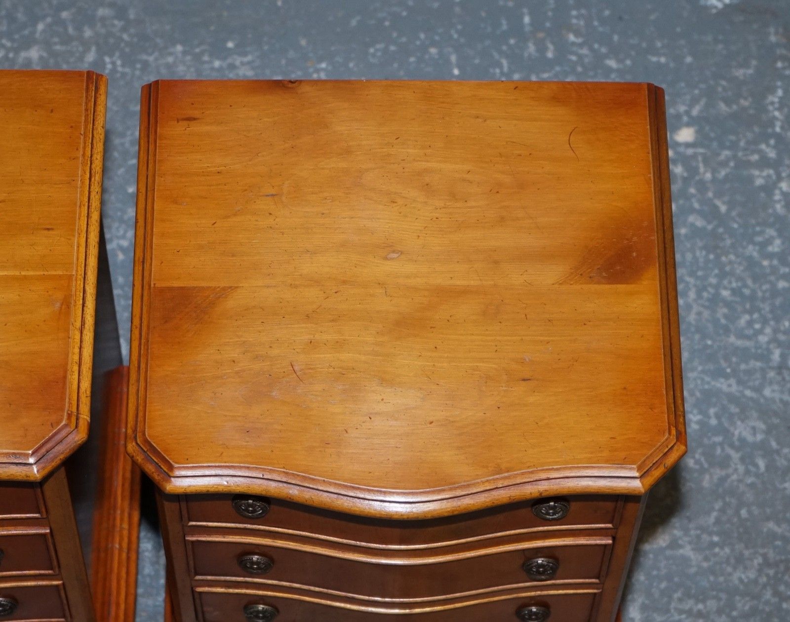 photo vinterior Compact Serpentine Front Pair Of Georgian Style Yew Wood Bedside Nightstands
