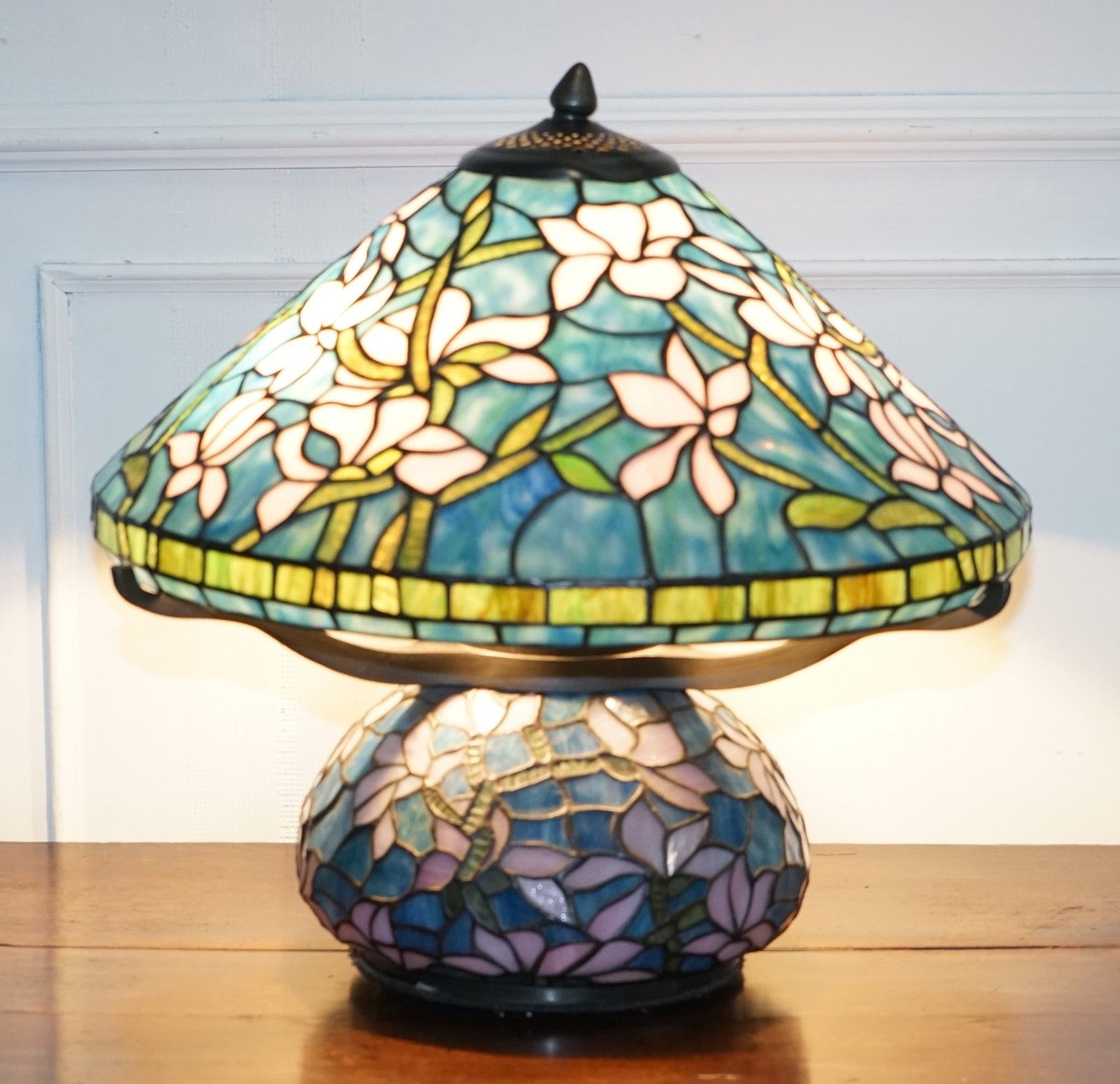 Tiffany Style Stained Glass Art Nouveau Floral Design With Illuminated Base Lamp photo Lighting