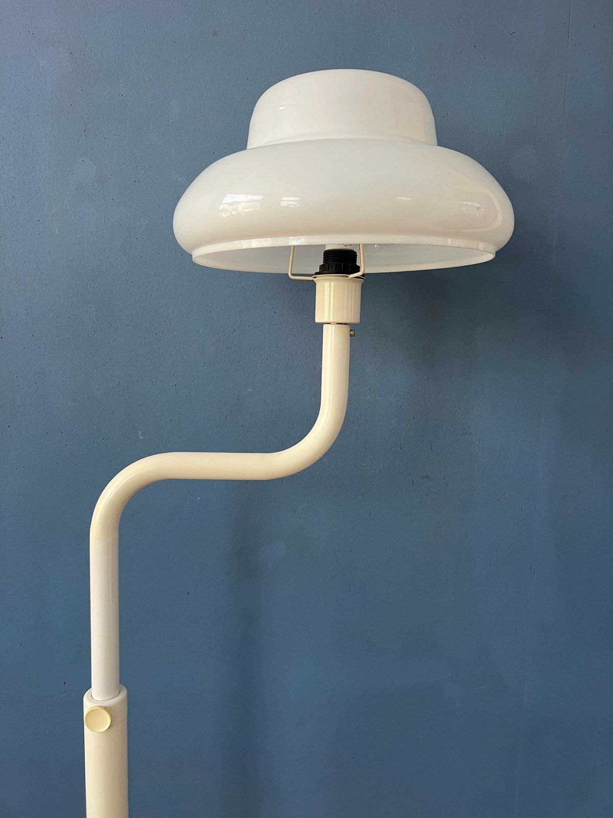 Mid Century Mushroom Vloerlamp Met Witte Plexiglazen Kap
