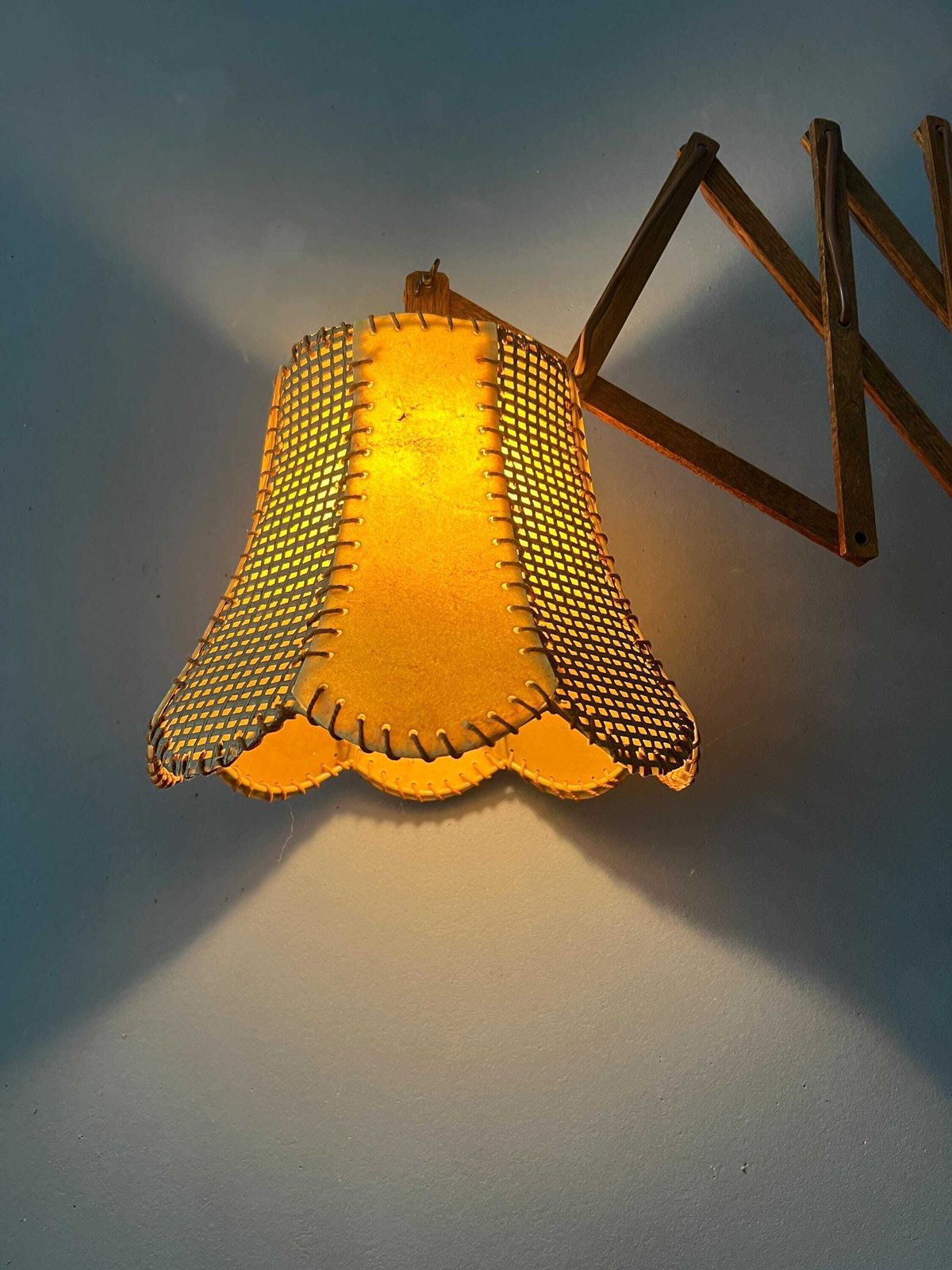 Vintage Teakhouten Schaarlamp Met Traditionele Stoffen Kap photo 241.0