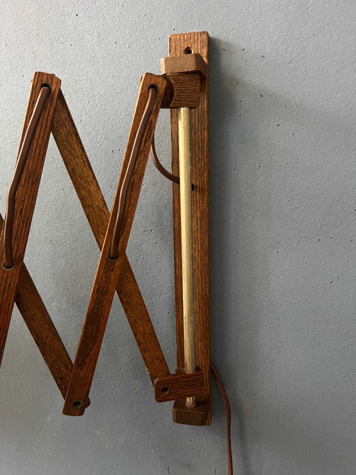 photo furniture Vintage Teakhouten Schaarlamp Met Traditionele Stoffen Kap