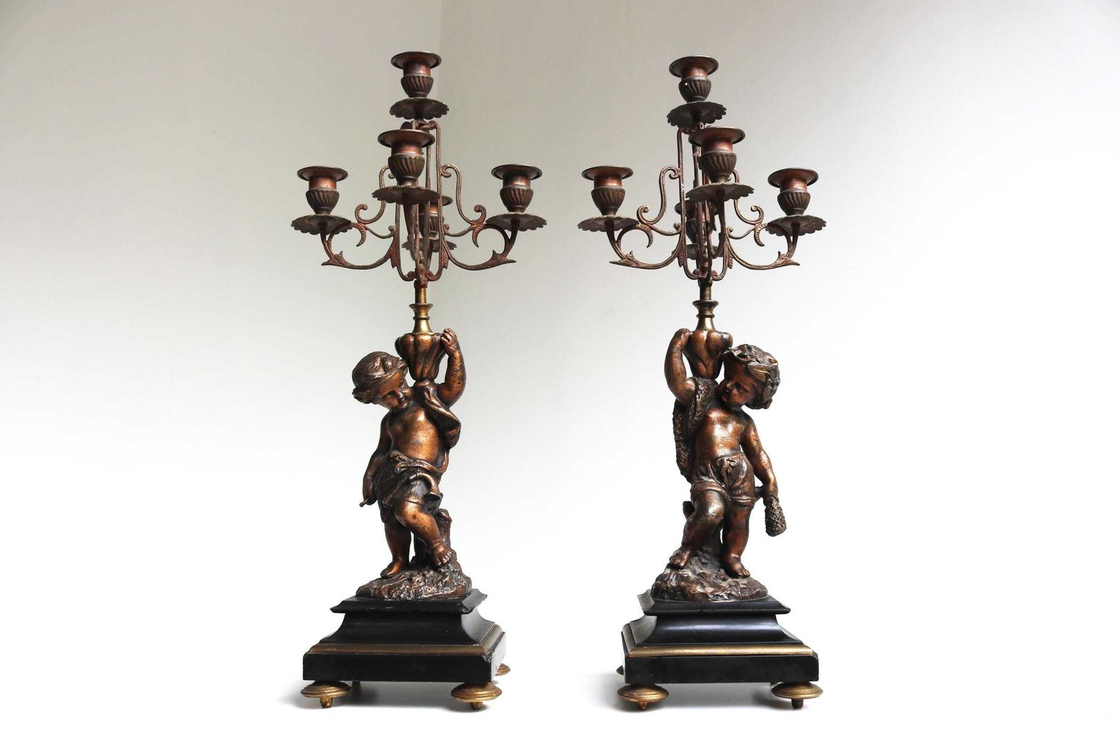 Antiek Spelter Cherub Kandelaberpaar Met Bronzen Afwerking, Rococo Stijl, Franse Putti Kandelaars 1880–1910 Belle époque
