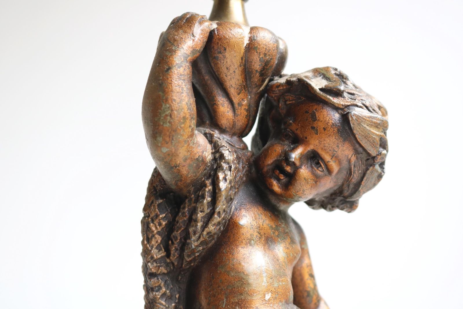 Antiek spelter cherub kandelaberpaar met bronzen afwerking, Rococo-stijl, Franse putti kandelaars 1880–1910 Belle Époque photo Woonaccessoires