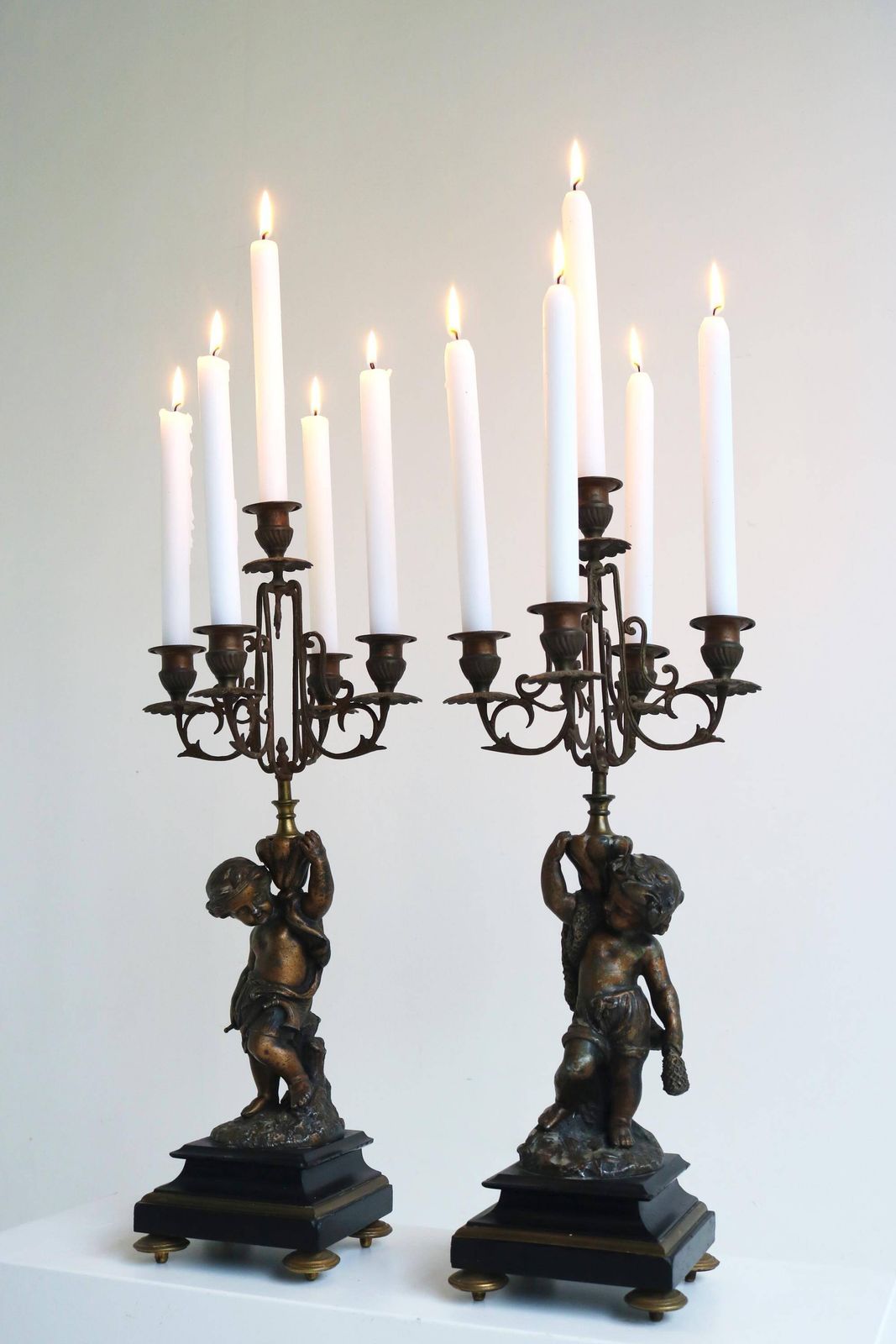 Antiek Spelter Cherub Kandelaberpaar Met Bronzen Afwerking, Rococo Stijl, Franse Putti Kandelaars 1880–1910 Belle époque photo buy