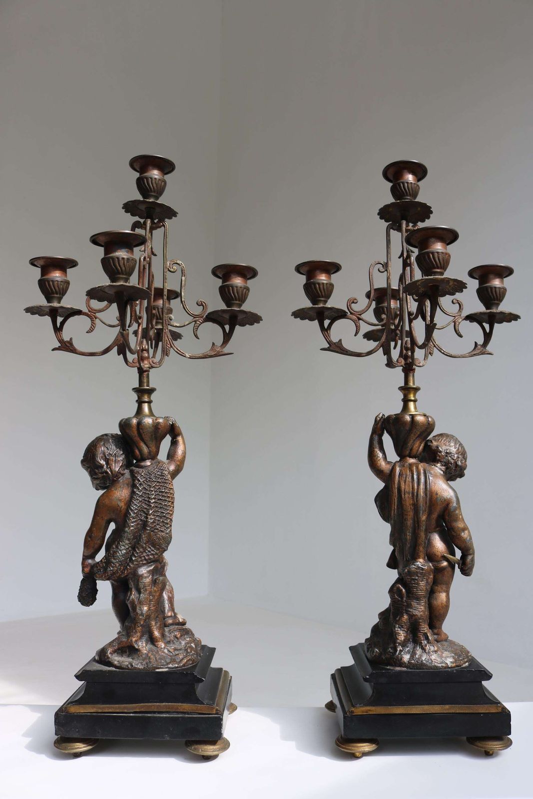 Antiek spelter cherub kandelaberpaar met bronzen afwerking, Rococo-stijl, Franse putti kandelaars 1880–1910 Belle Époque photo vintage