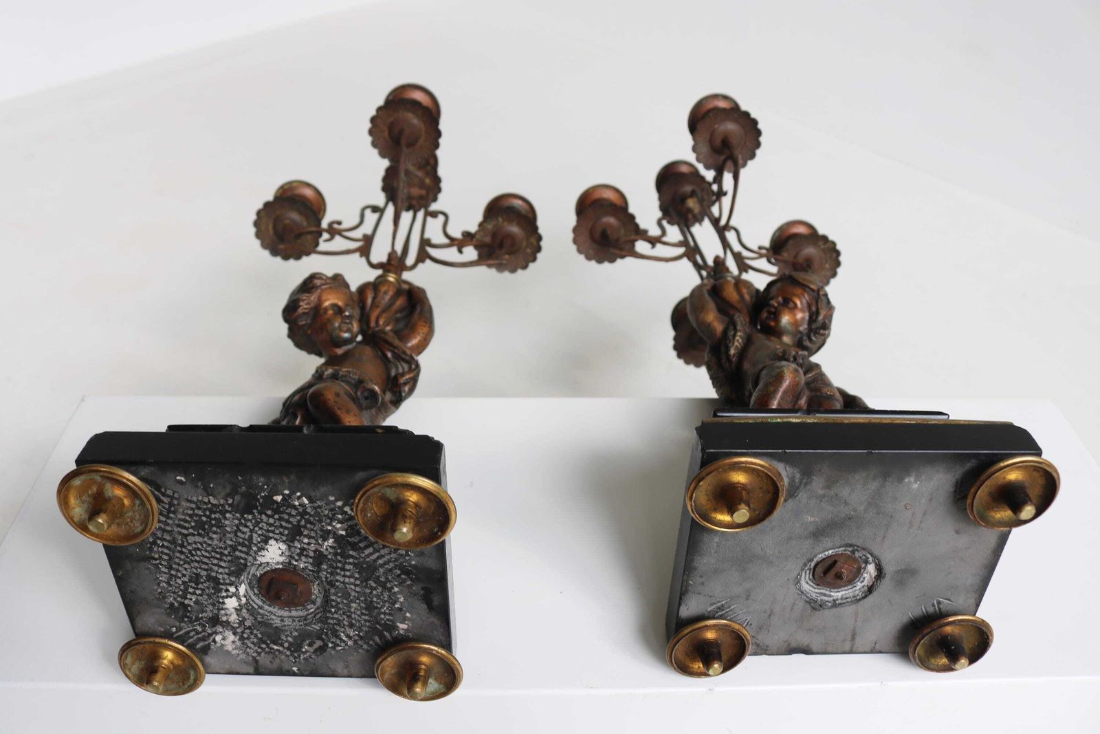 photo furniture Antiek Spelter Cherub Kandelaberpaar Met Bronzen Afwerking, Rococo Stijl, Franse Putti Kandelaars 1880–1910 Belle époque