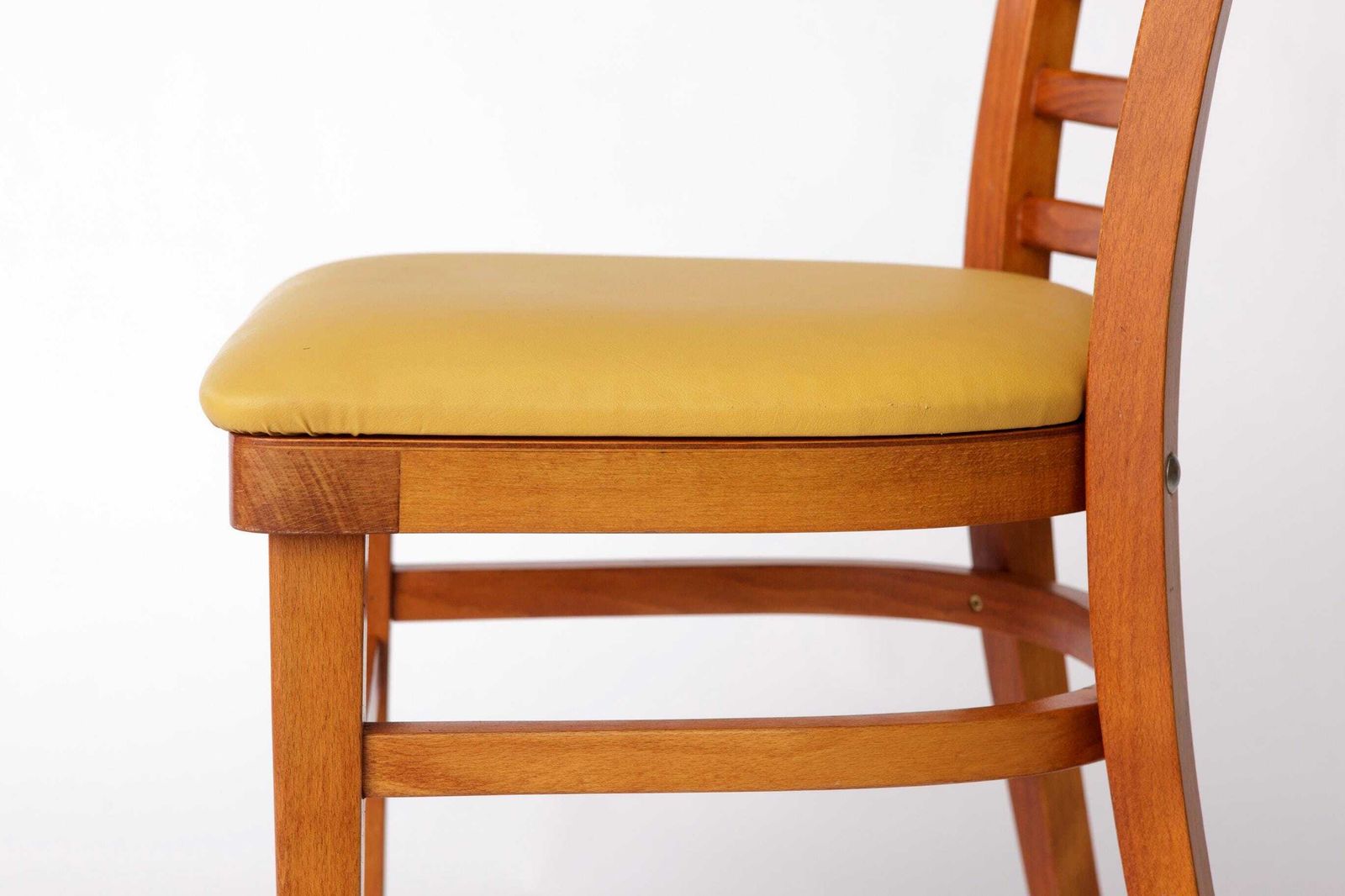 Vintage Beukenhouten Stoel Met Gele Imitatieleren Zitting – Ca. Jaren 1960/1970, Duits Mid Century Modern photo vinterior