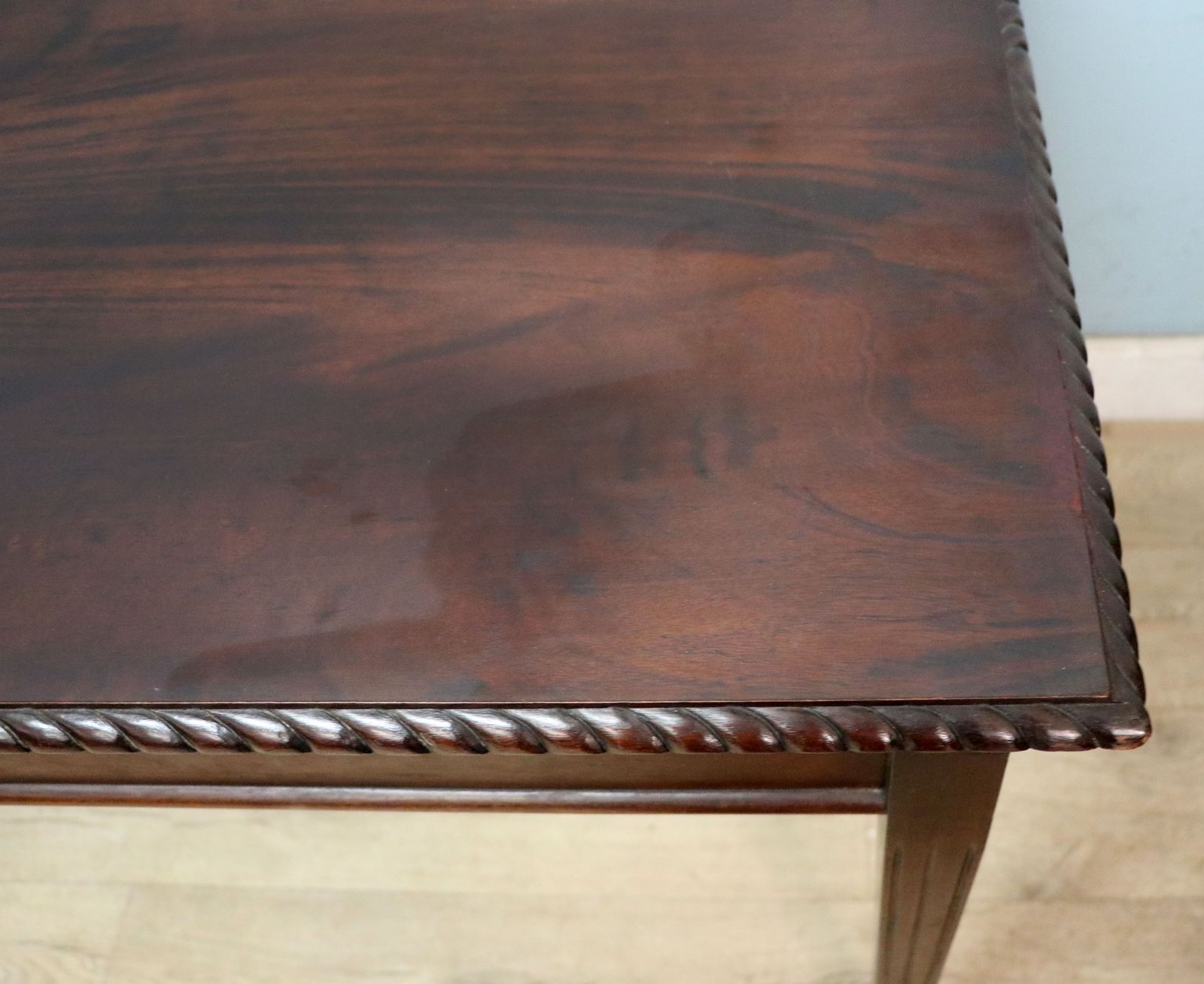 photo vintage A Lovely Edwardian Mahogany Table Bearing A Label For Mckeon’s Of Liverpool.