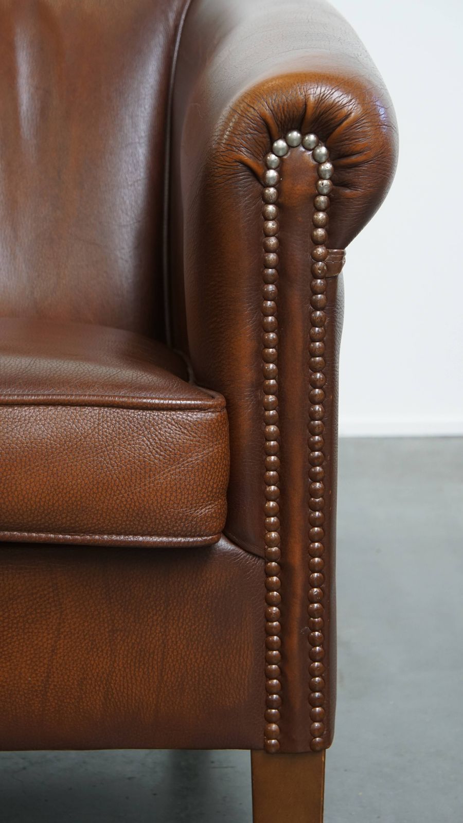 Stijlvolle En Tijdloze Bruine Koeienhuid Club Fauteuil In Engelse Stijl Met Luxe Afwerking photo buy