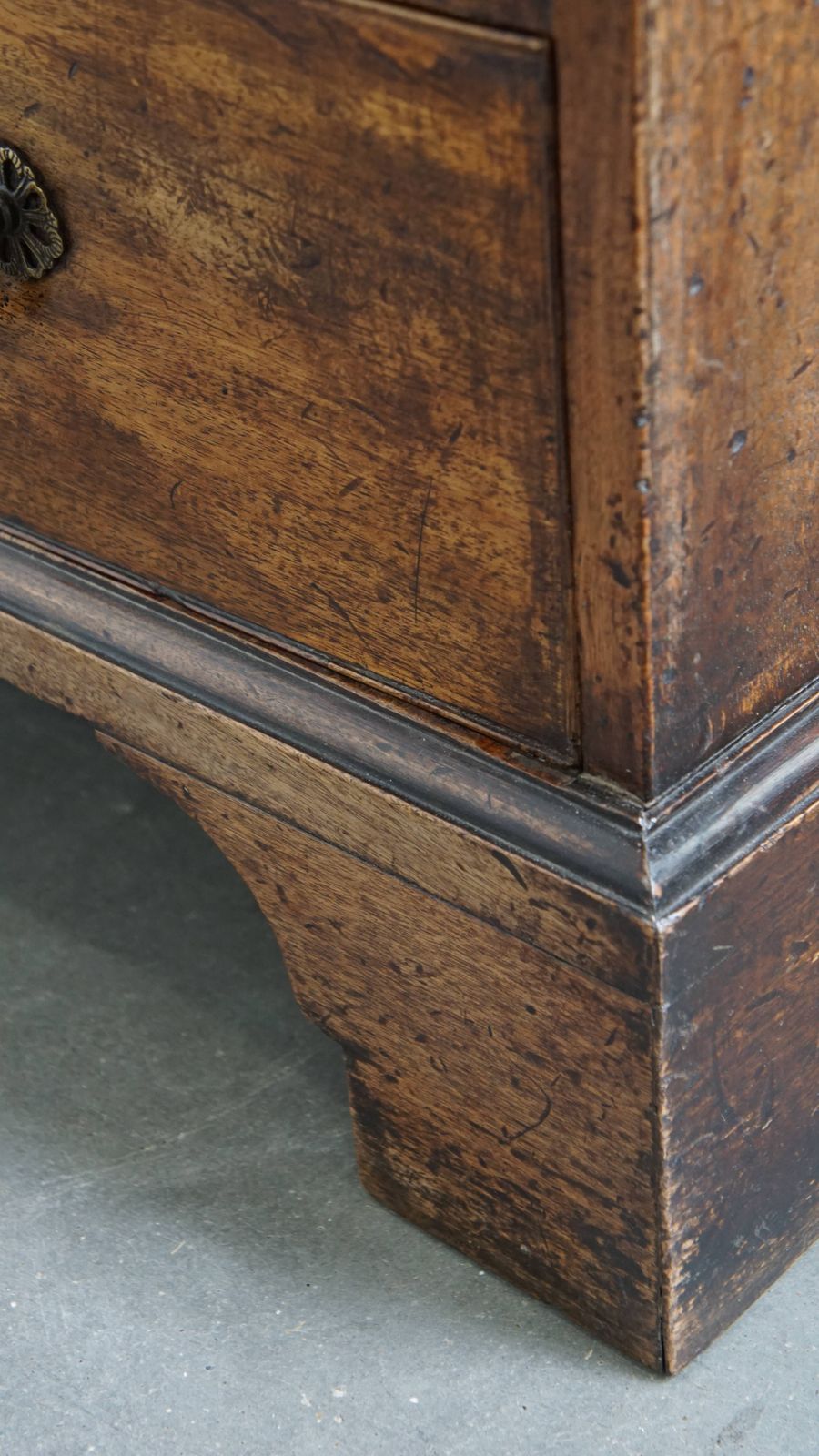 photo furniture Antieke Engelse Ladekast/Kaptafel Uit De 18e Eeuw Met Uittrekblad