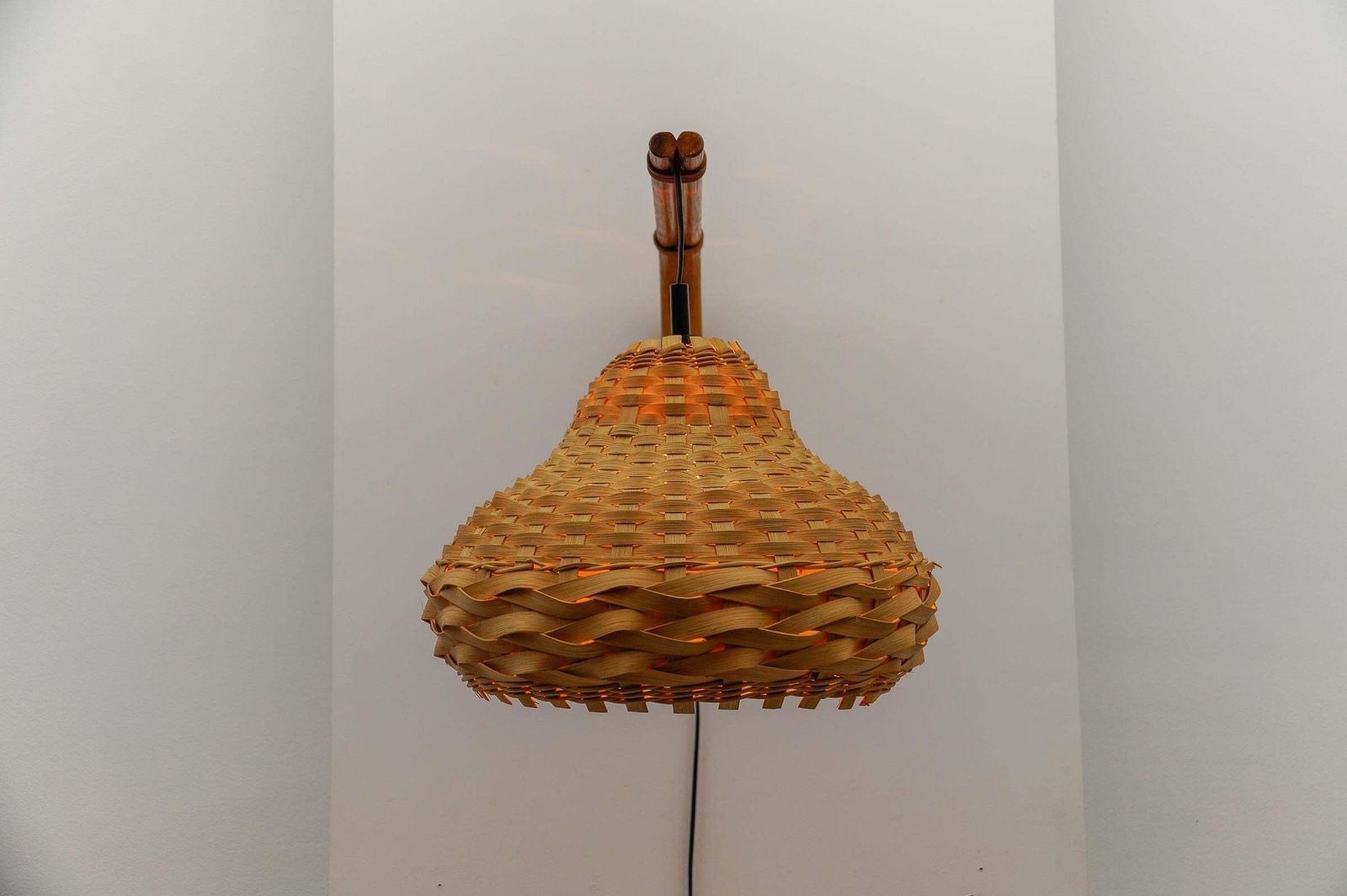 photo furniture Mid Century Modern Wall Lamp Bamboo And Rattan Wickerwork, 1960s Italy