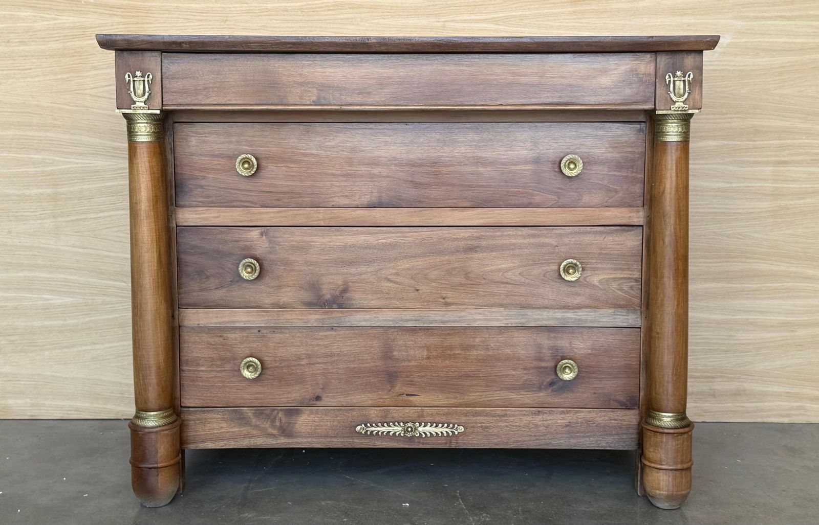 Commode Empire en acajou à quatre tiroirs et bords dorés, France, années 1830 photo furniture