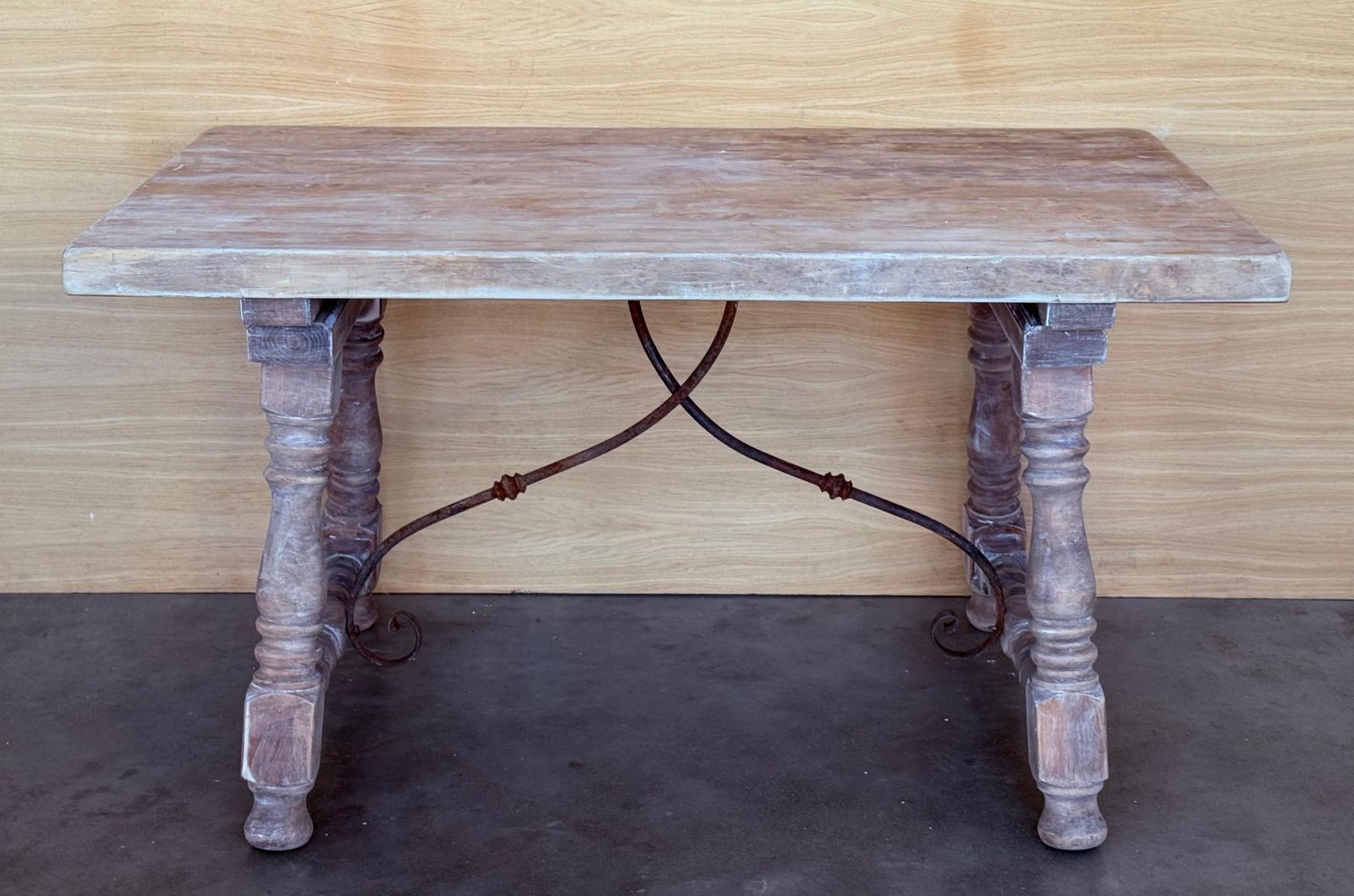 Table d'appoint baroque espagnole décolorée avec tiroir photo Mobilier