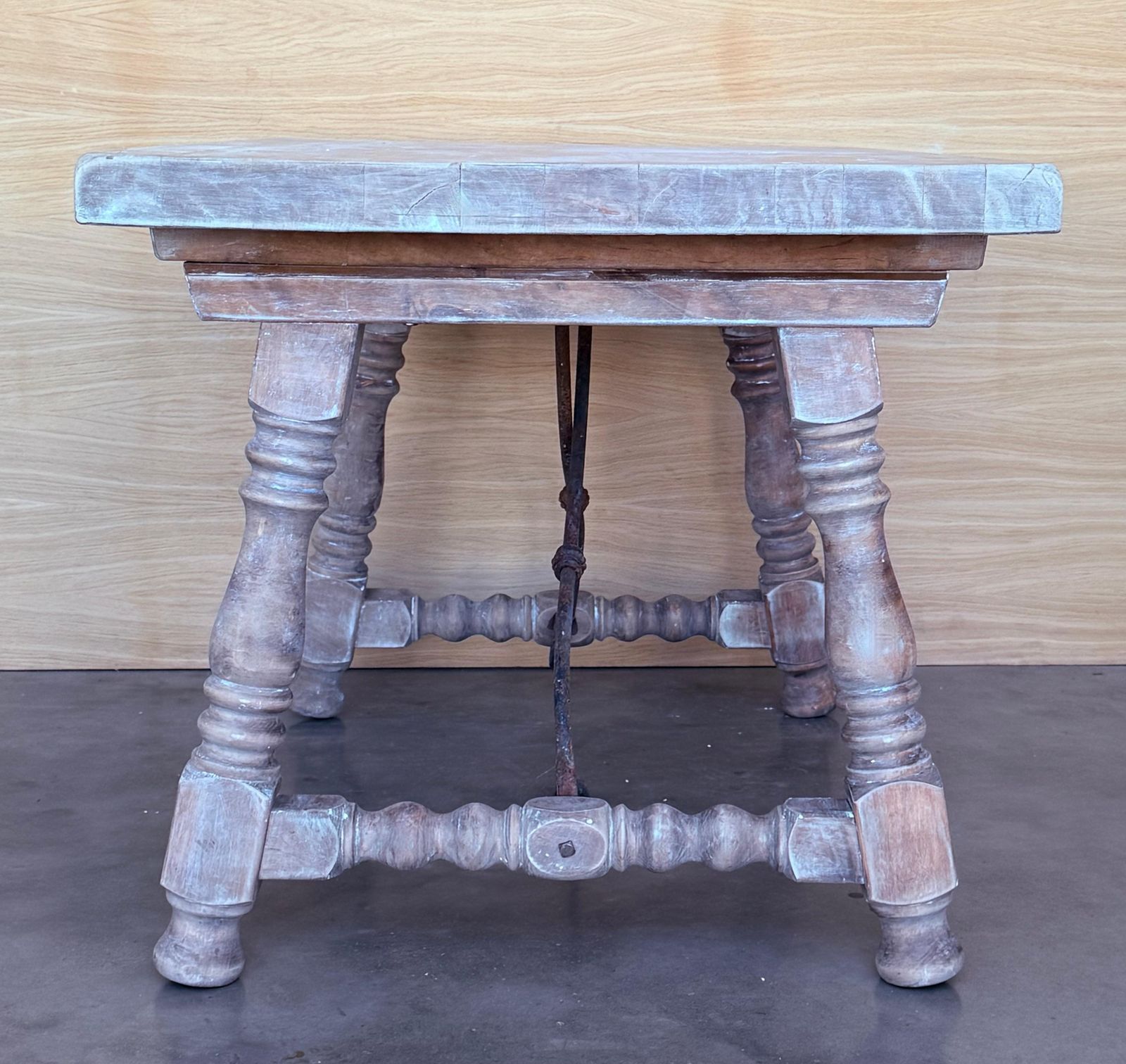 Table d'appoint baroque espagnole décolorée avec tiroir photo vintage