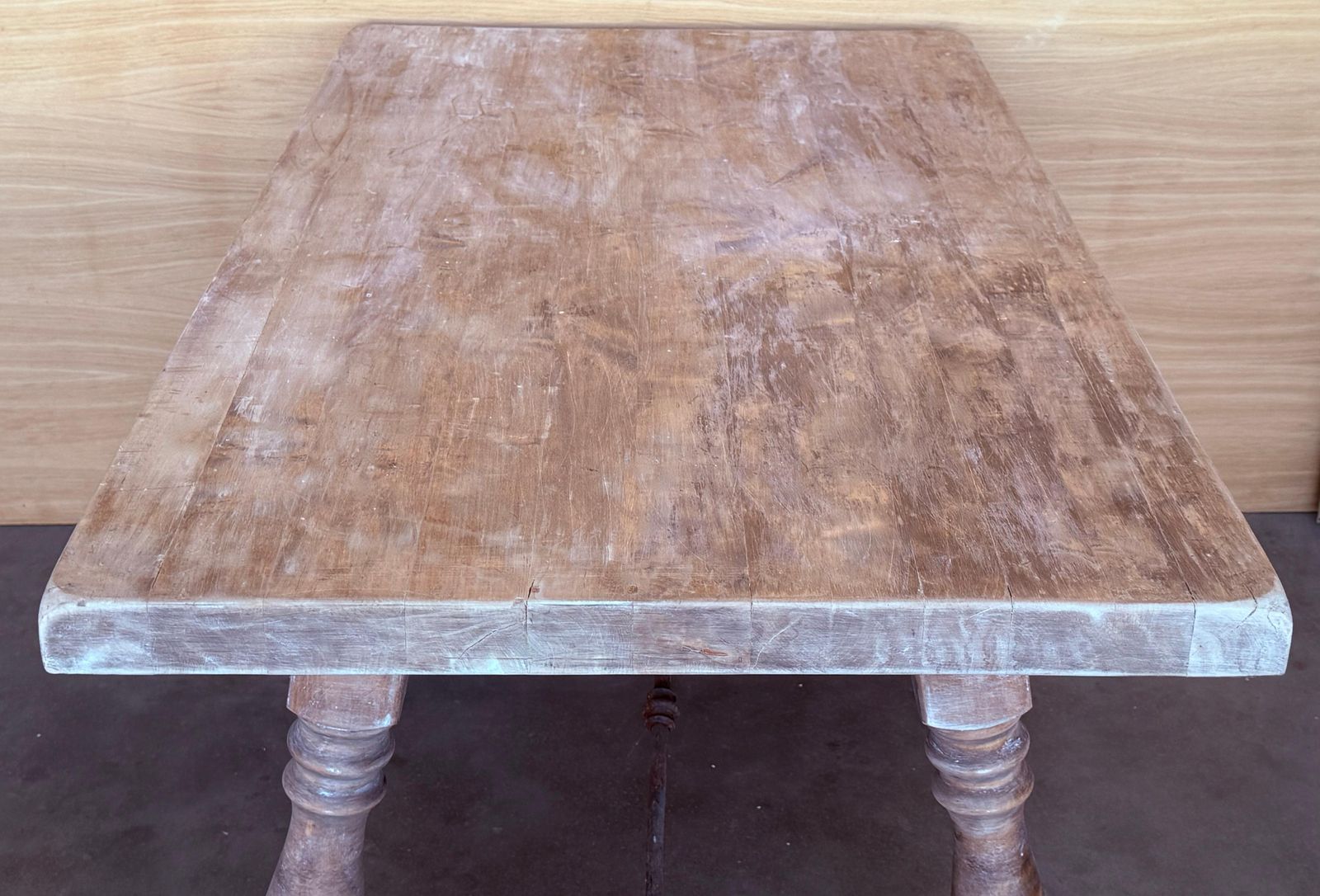 photo furniture Table d'appoint baroque espagnole décolorée avec tiroir