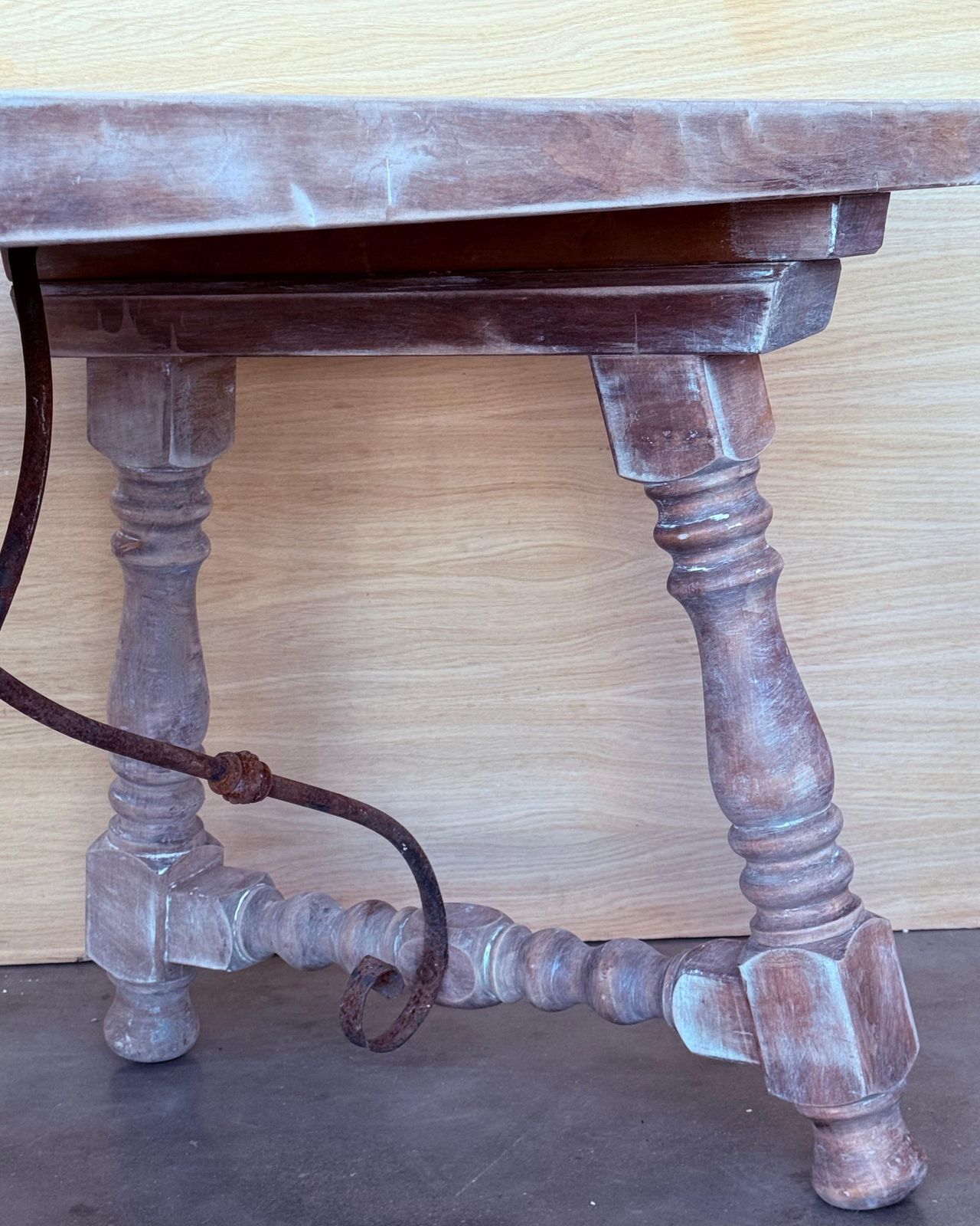 2751.0 Table d'appoint baroque espagnole décolorée avec tiroir photo
