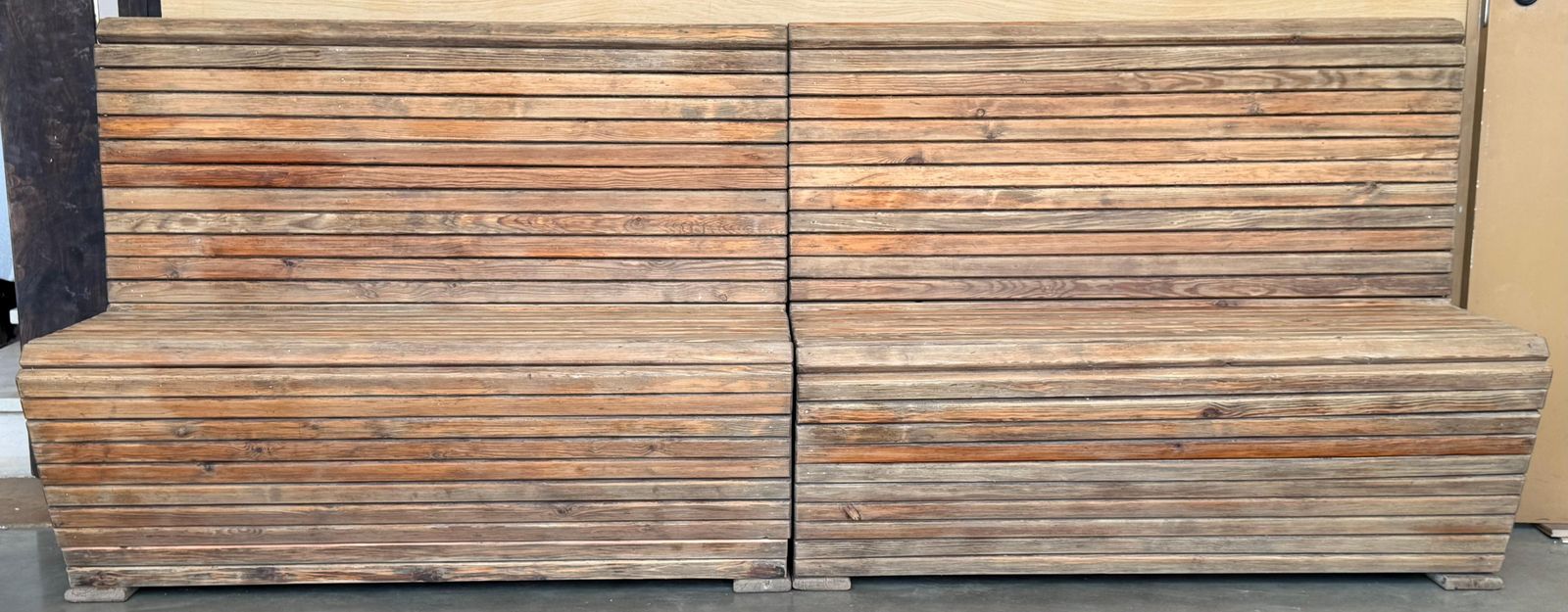 Paire de bancs en pin massif « Mobila » photo Mobilier