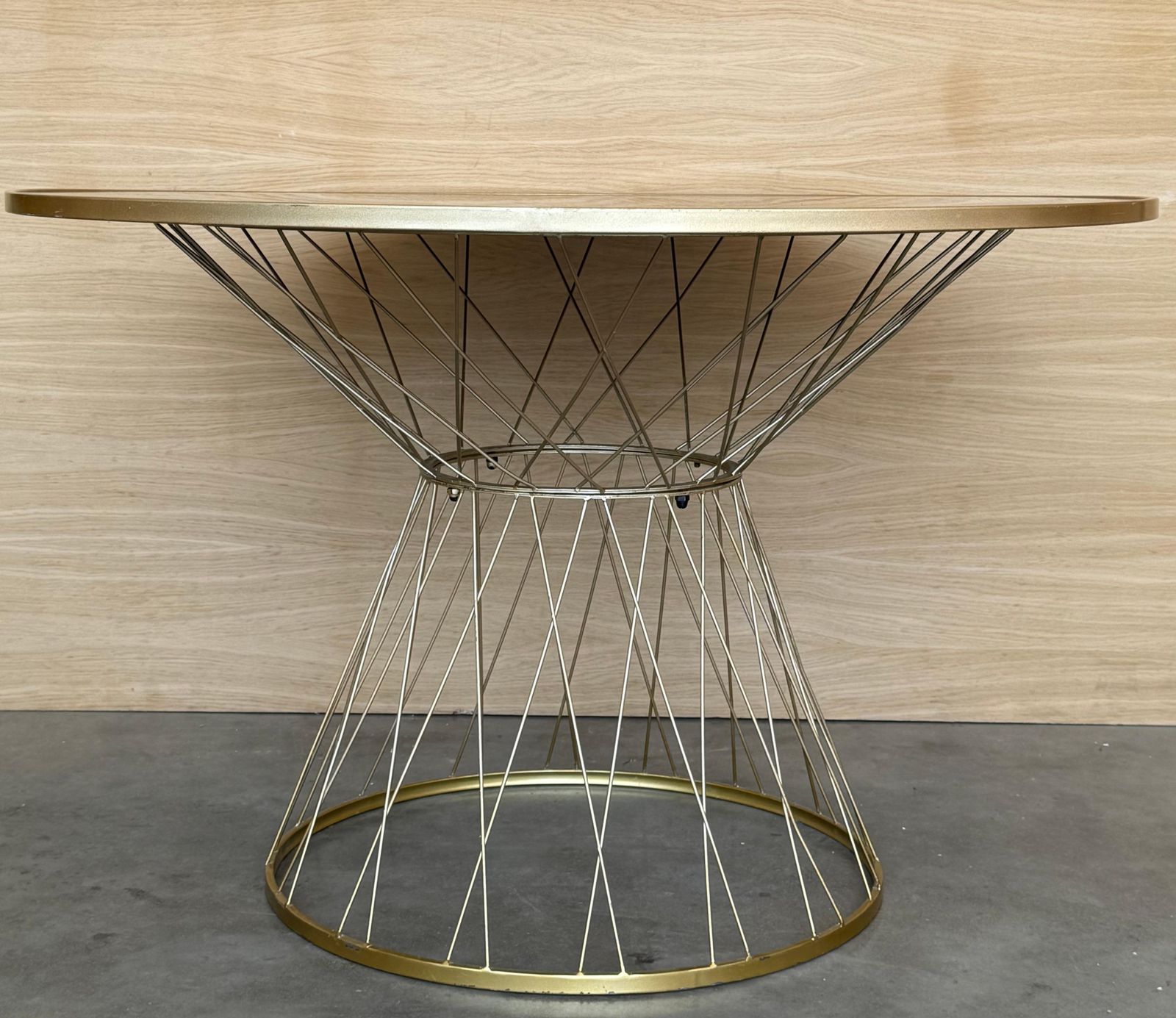 Table à manger ronde mid-century modern dorée, de style Allure, plateau en verre noir photo furniture