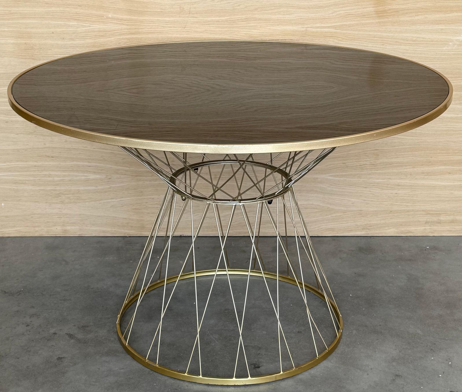 Table à manger ronde mid-century modern dorée, de style Allure, plateau en verre noir photo for sale