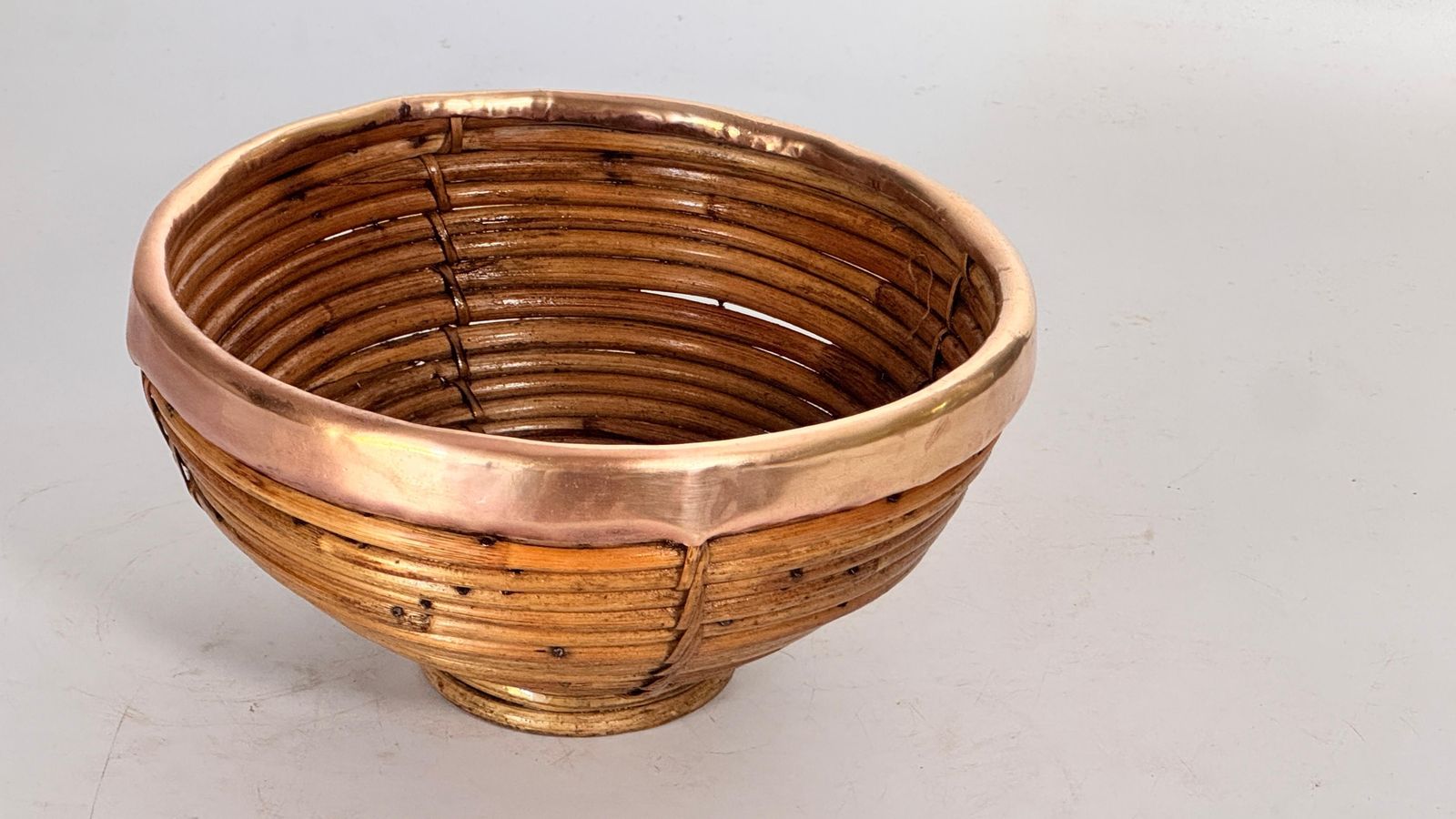 photo vinterior 1970s French Wicker And Brass Fruit Basket – French Riviera Style