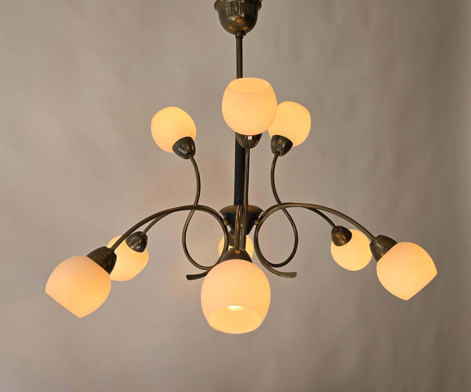 Talian 1950s Stilnovo Style Brass And Opaline Glass Nine Light Chandelier photo vinterior