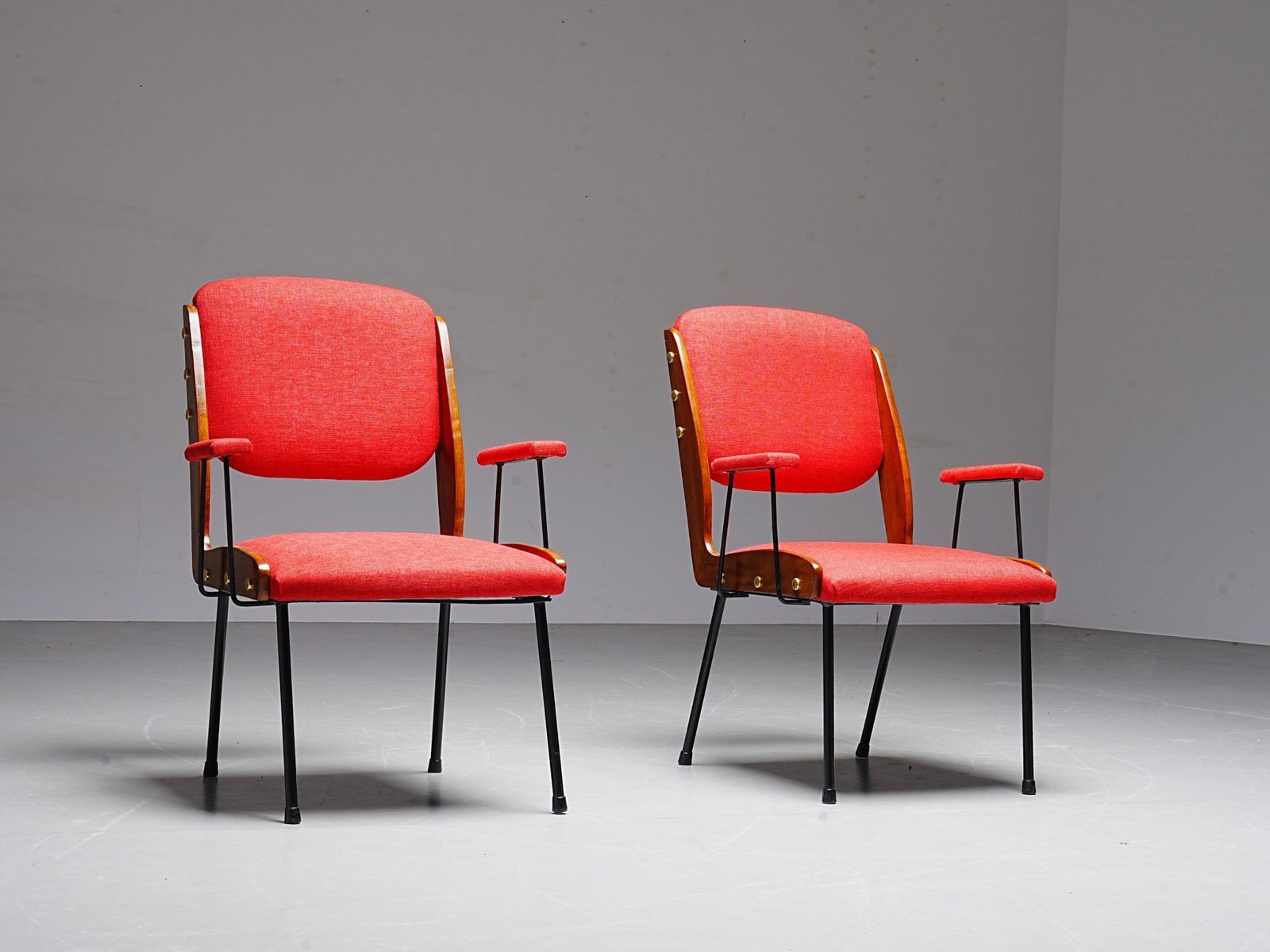 Set Van Twee Rode Fauteuils In Messing En Hout, Italië, Jaren 1960 photo for sale