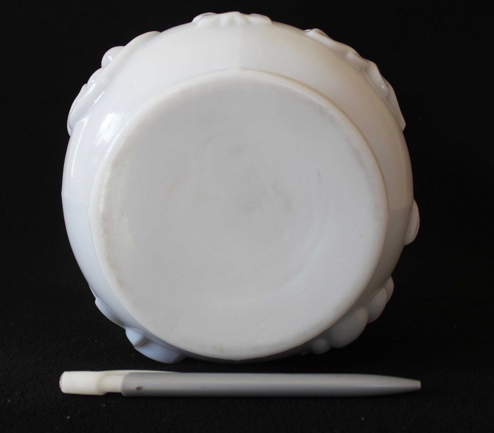 photo for sale Hoge Antieke Witte Opaline Vaas, Frans, In De Stijl Van Saint Louis, Kunstglas, Geperst Glas, Wijnranken En Bloemen, Eind 19e Eeuw