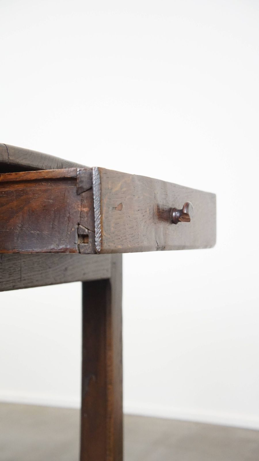 photo furniture Stevige Antieke Franse Eettafel Uit Het Begin Van De 19e Eeuw, Van Eikenhout, Met 1 Lade
