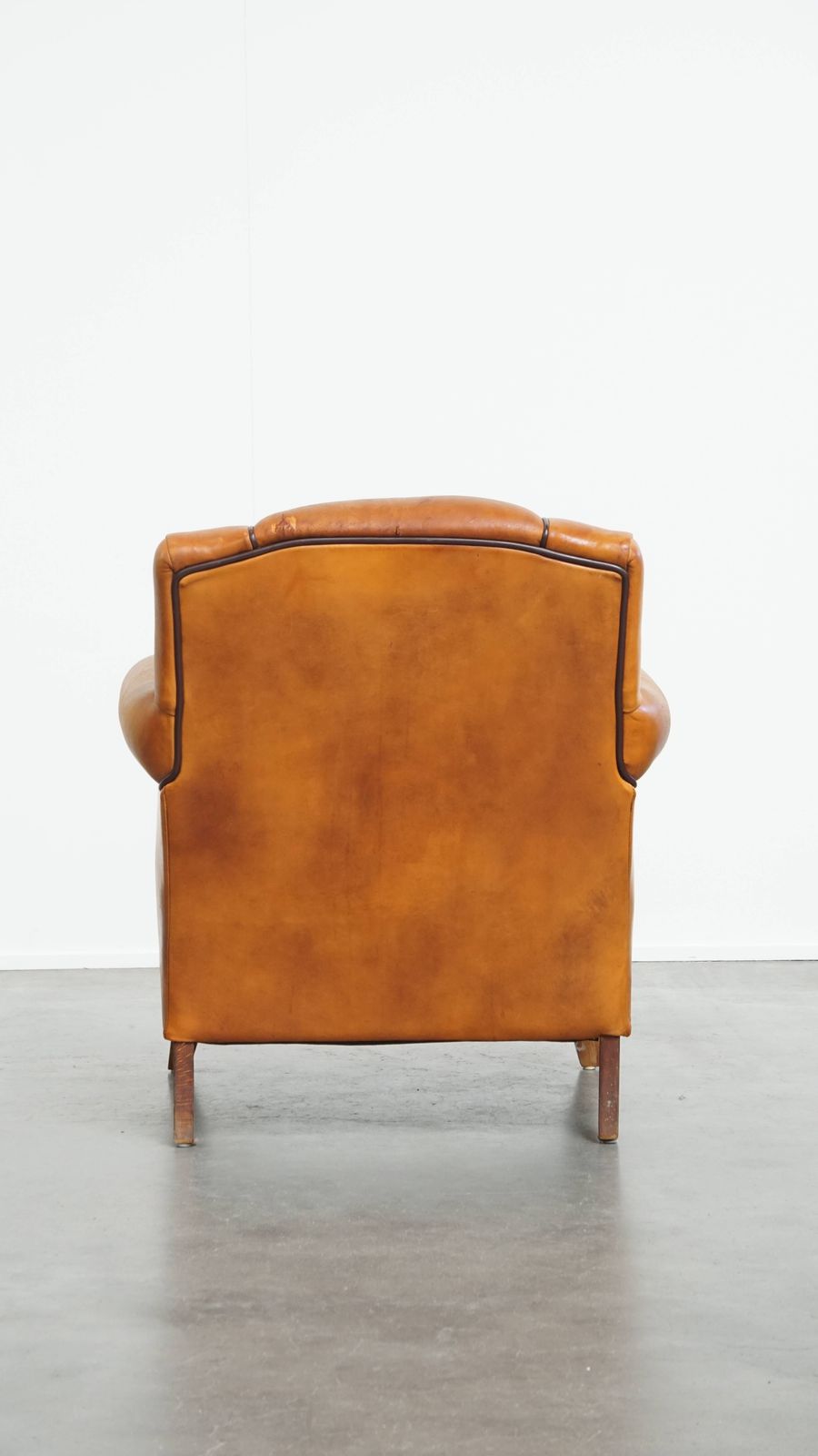 Fauteuil Met Schapenvachtdesign En Donkerbruin Biesdetail photo for sale