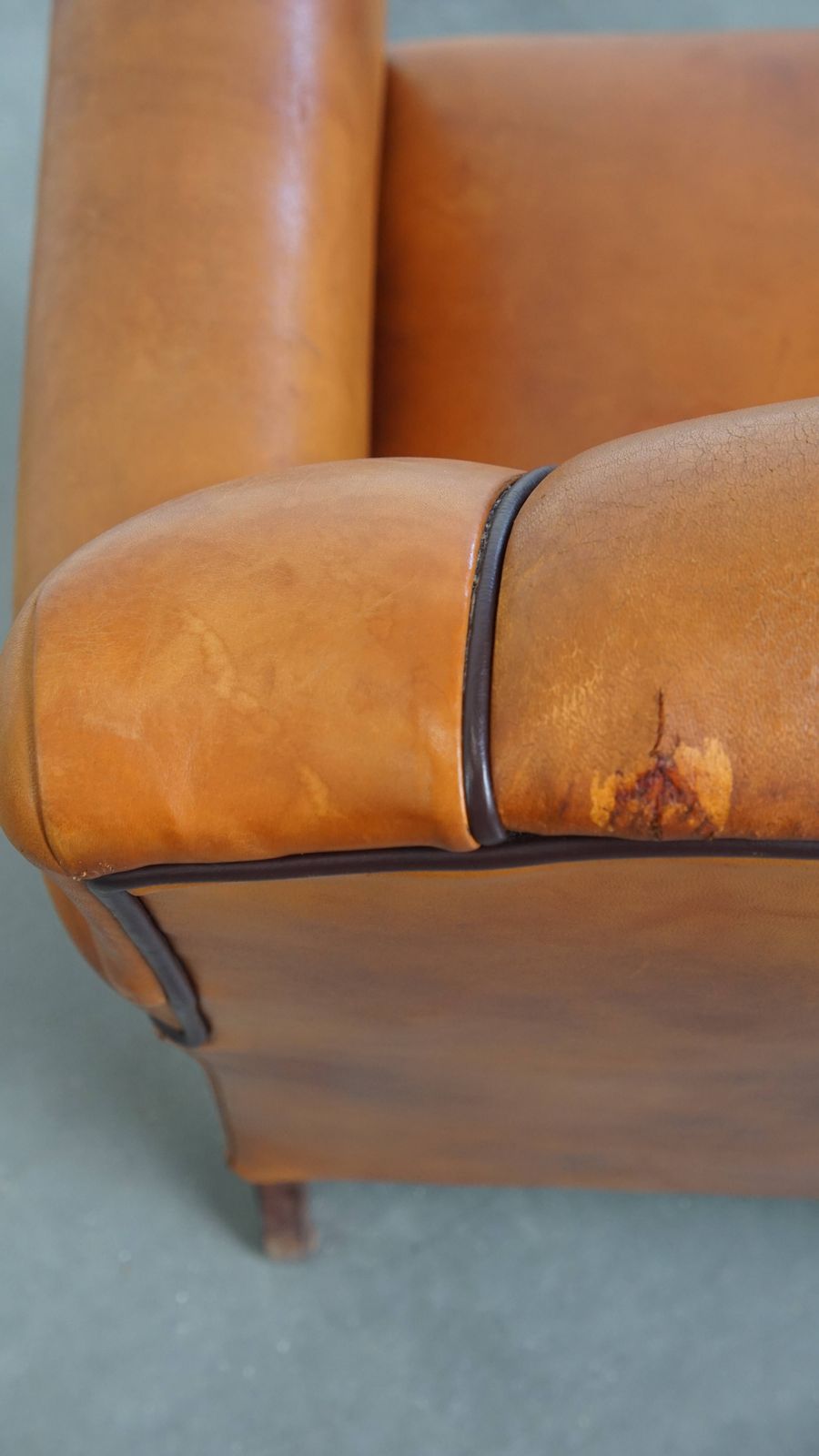 photo buy Fauteuil Met Schapenvachtdesign En Donkerbruin Biesdetail