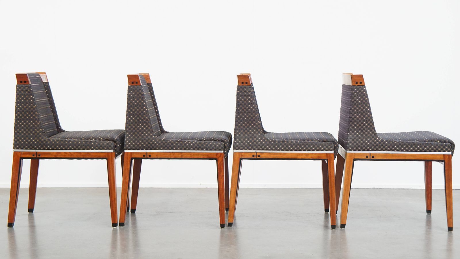 photo vintage Beautiful Art Deco Set Consisting Of A Dining Table And 4 Dining Chairs