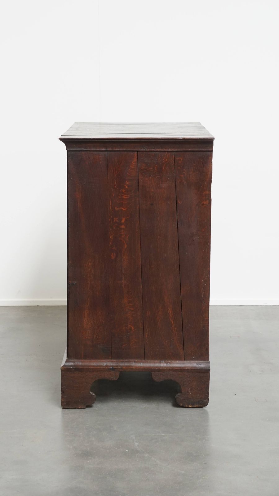 English Antique And Elegant Early Georgian Oak Chest Of Drawers With Unique Inlay Of Different Wood Types photo 1524.0