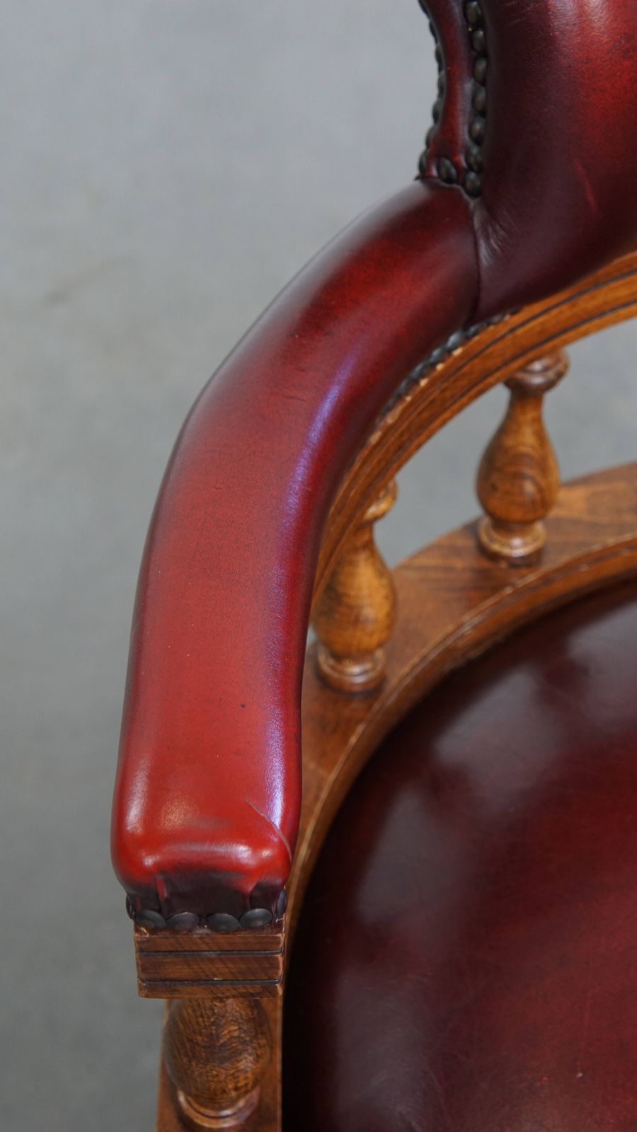 Rode Rundlederen Chesterfield Bureaustoel In Engelse Stijl, In Hoogte Verstelbaar, Met Draai  En Kantelfunctie photo buy