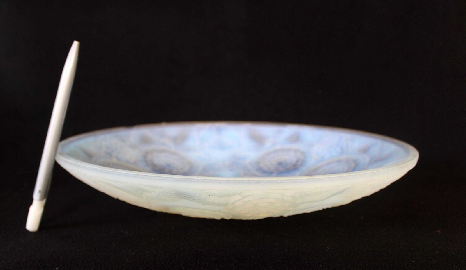 Large Round French Art Deco Opalescent Glass Globe Or Platter, Bowl, Ceiling Light Replacement Globe Or Charger, Art Glass Moulded photo vinterior