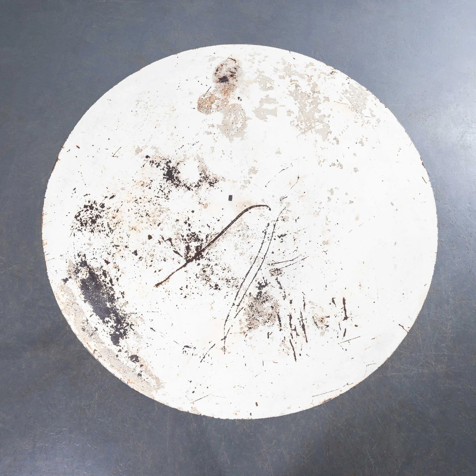 1950’s Original Large French Round Outdoor Table – White photo vinterior