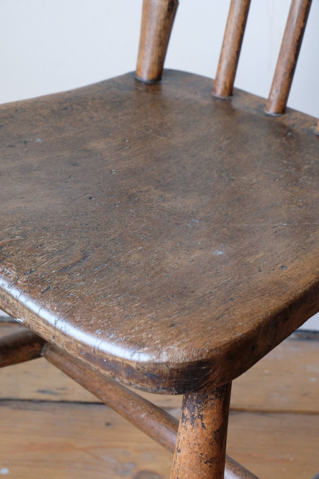 photo vintage Painted Ash And Elm Windsor Spindle Back Chair Circa 1890s