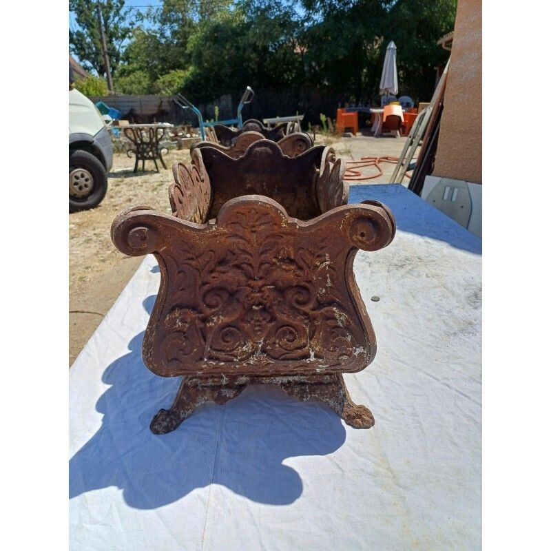 Pair Of 1900 Cast Iron Planters From Charleville Mézières In Rocaille Style photo vintage