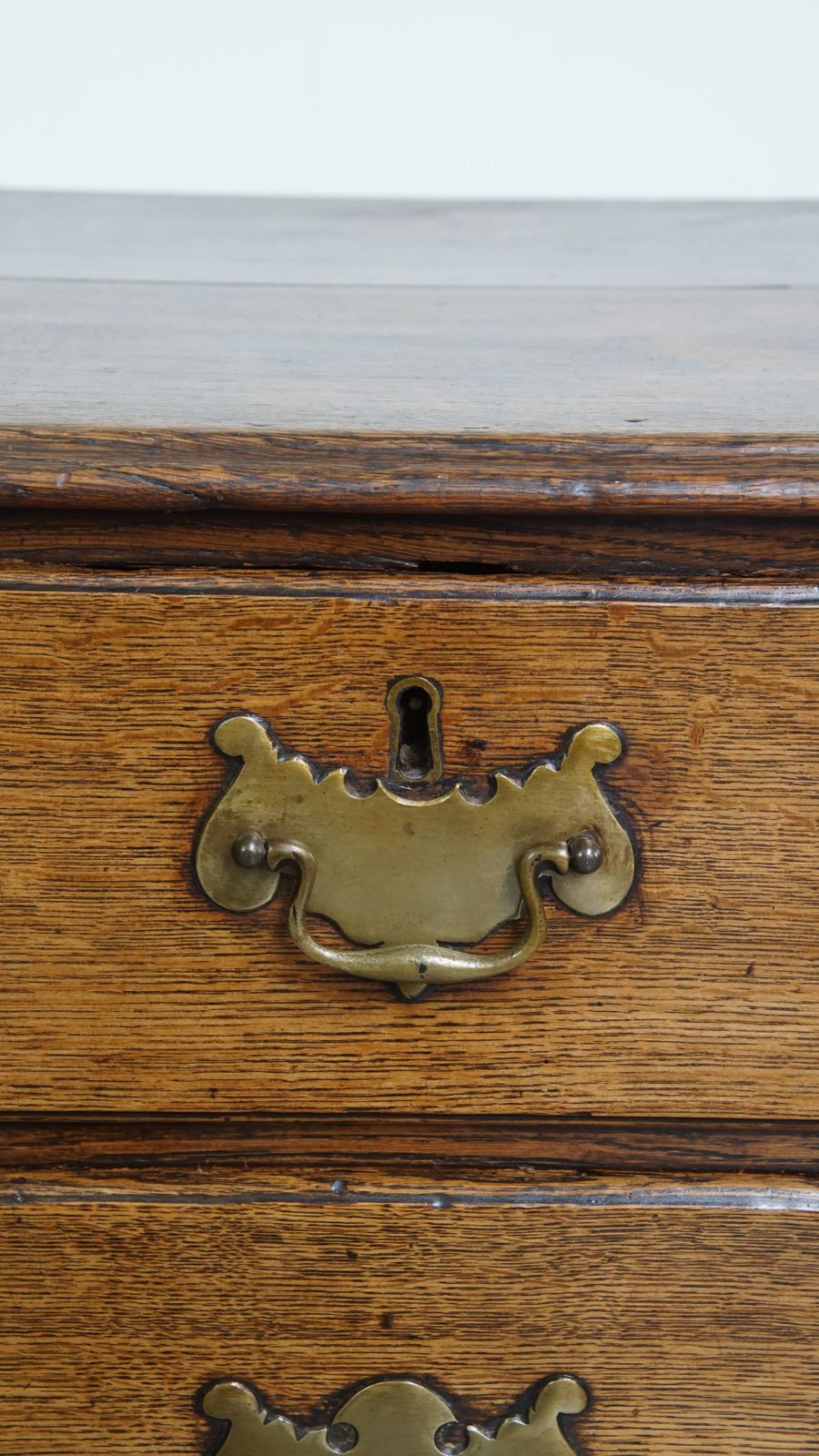 photo furniture Antieke Engelse Eikenhouten Ladekast Uit De 18e Eeuw Met Authentieke Details