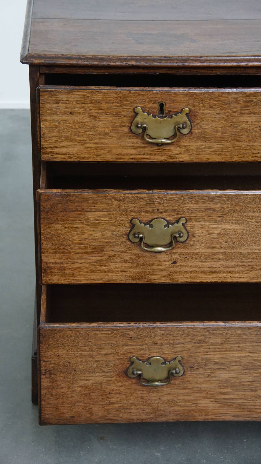photo buy Antieke Engelse Eikenhouten Ladekast Uit De 18e Eeuw Met Authentieke Details