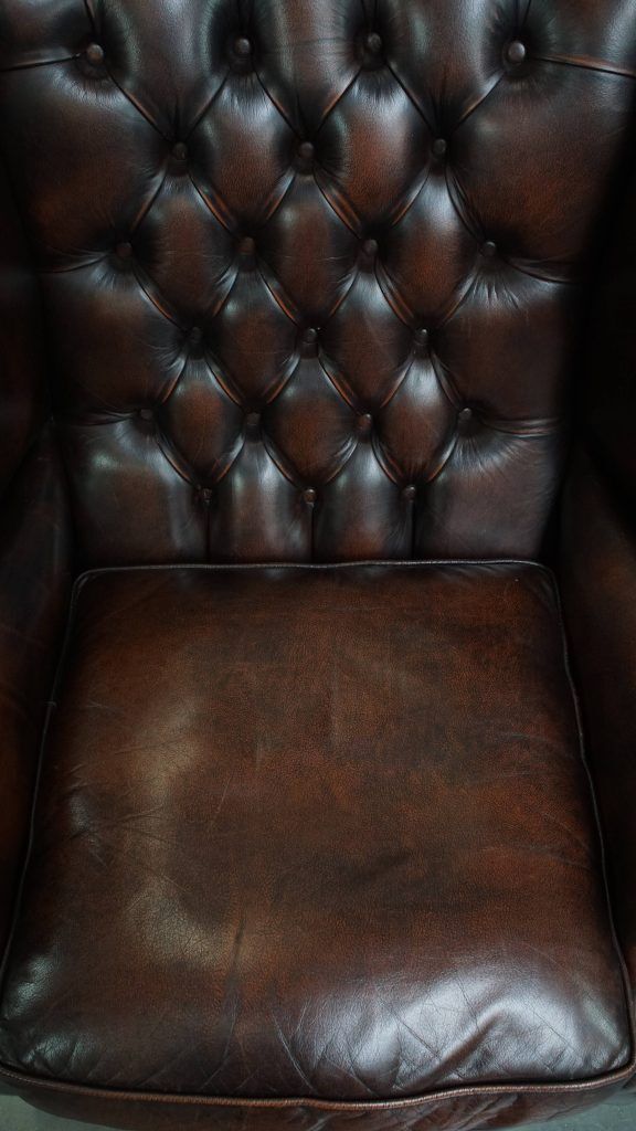 Luxueuze Chesterfield Wingback Fauteuil In Warm Bruin Koeienhuid Met Unieke Details photo vinterior