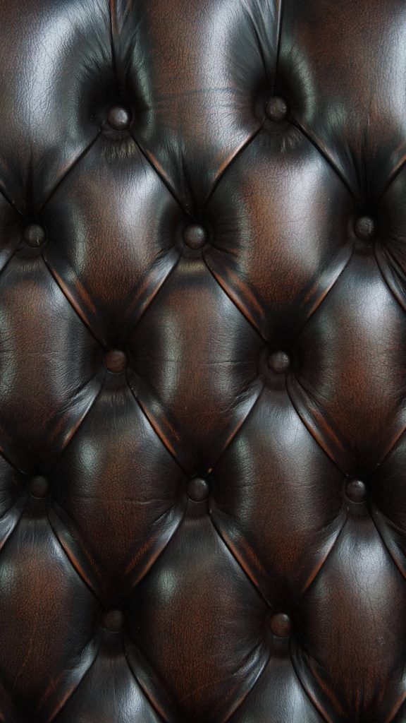 photo buy Luxueuze Chesterfield Wingback Fauteuil In Warm Bruin Koeienhuid Met Unieke Details