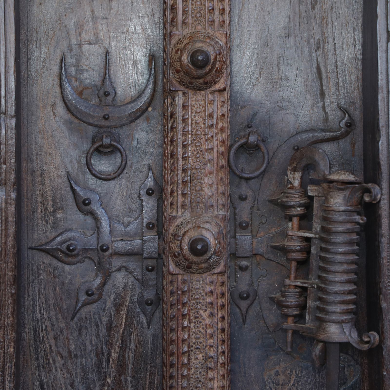 Antique 17th Century South Indian Door With Manichitrathazhu Lock – Hand Carved Sheesham Wood Entryway With Frame & Original Iron Fittings photo furniture