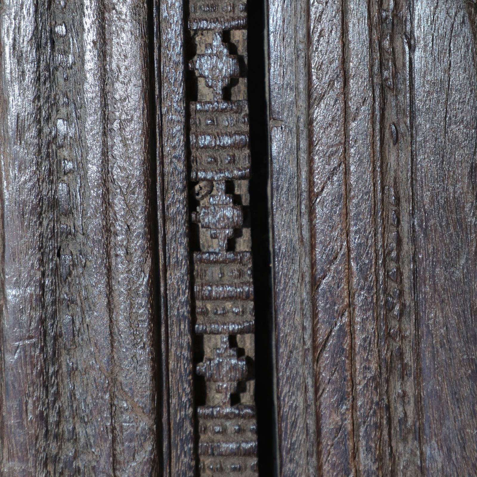Antique 17th Century South Indian Door With Manichitrathazhu Lock – Hand Carved Sheesham Wood Entryway With Frame & Original Iron Fittings photo 37500.0