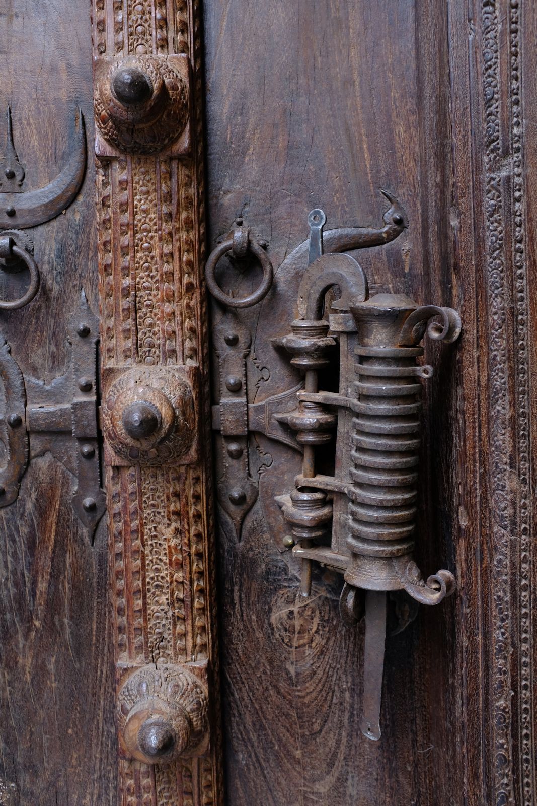 Antique 17th Century South Indian Door With Manichitrathazhu Lock – Hand Carved Sheesham Wood Entryway With Frame & Original Iron Fittings photo vintage
