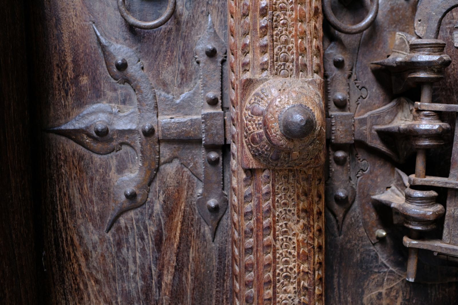 photo vinterior Antique 17th Century South Indian Door With Manichitrathazhu Lock – Hand Carved Sheesham Wood Entryway With Frame & Original Iron Fittings